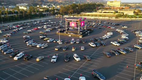 Die-Fahrt-Im-Kino-Wird-Während-Des-Ausbruchs-Der-Covid-19-Coronavirus-Pandemie-Wiederbelebt-2