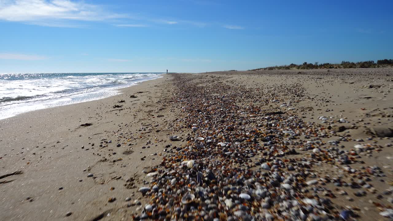Mare e costa. Riprese sulla spiaggia. Riprese in movimento.