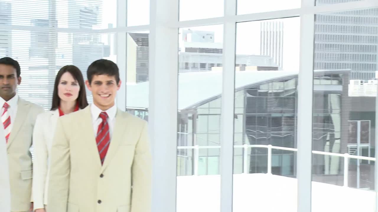 del panorama de un equipo de negocios confiado con los brazos cruzados