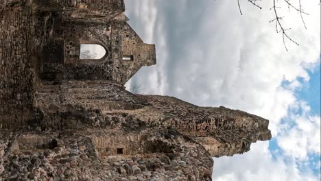 ruinas del castillo medieval de sigulda, letonia