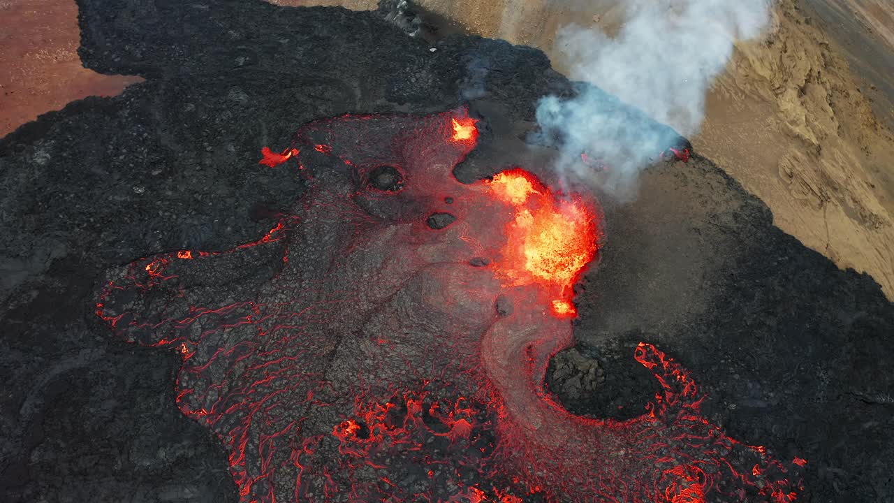 volcán activo en erupción de lava y magma en islandia