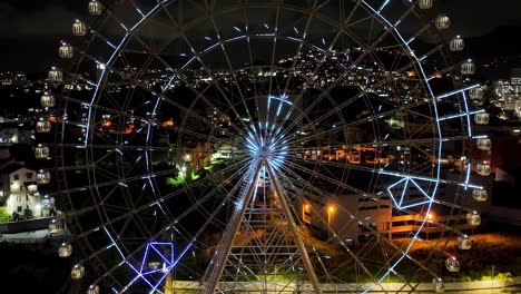 paisaje panorámico nocturno de la rueda gigante iluminada en río de janeiro, brasil