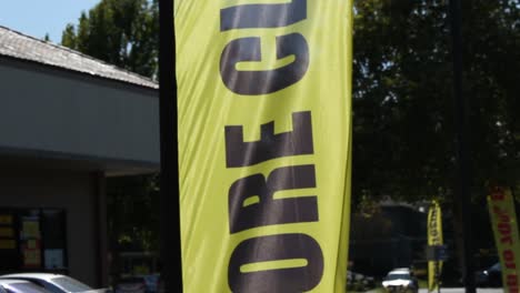 banner de cierre de tienda pan up que sopla en el viento desaparición del comercio minorista