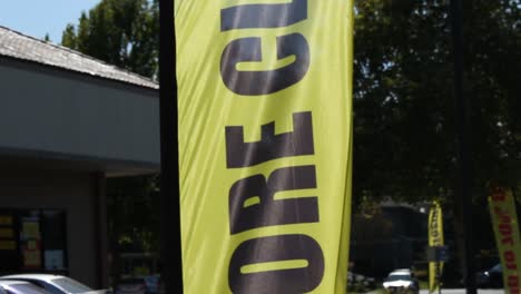 pan-up-ladenschließbanner weht im wind niedergang des einzelhandels