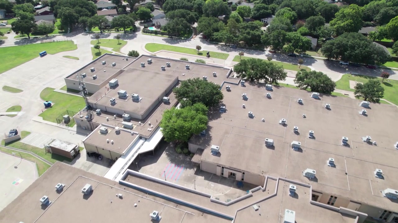 Ilmavideo Christie Elementary Schoolista Plano, Texasissa. Kamera lentää koko koulun yli.
