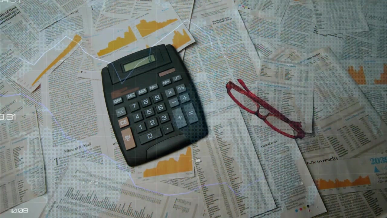 Attivazione di un overlay, barre di dati che salgono sopra una calcolatrice mentre gli occhiali si inclinano ed evidenziano le cifre.