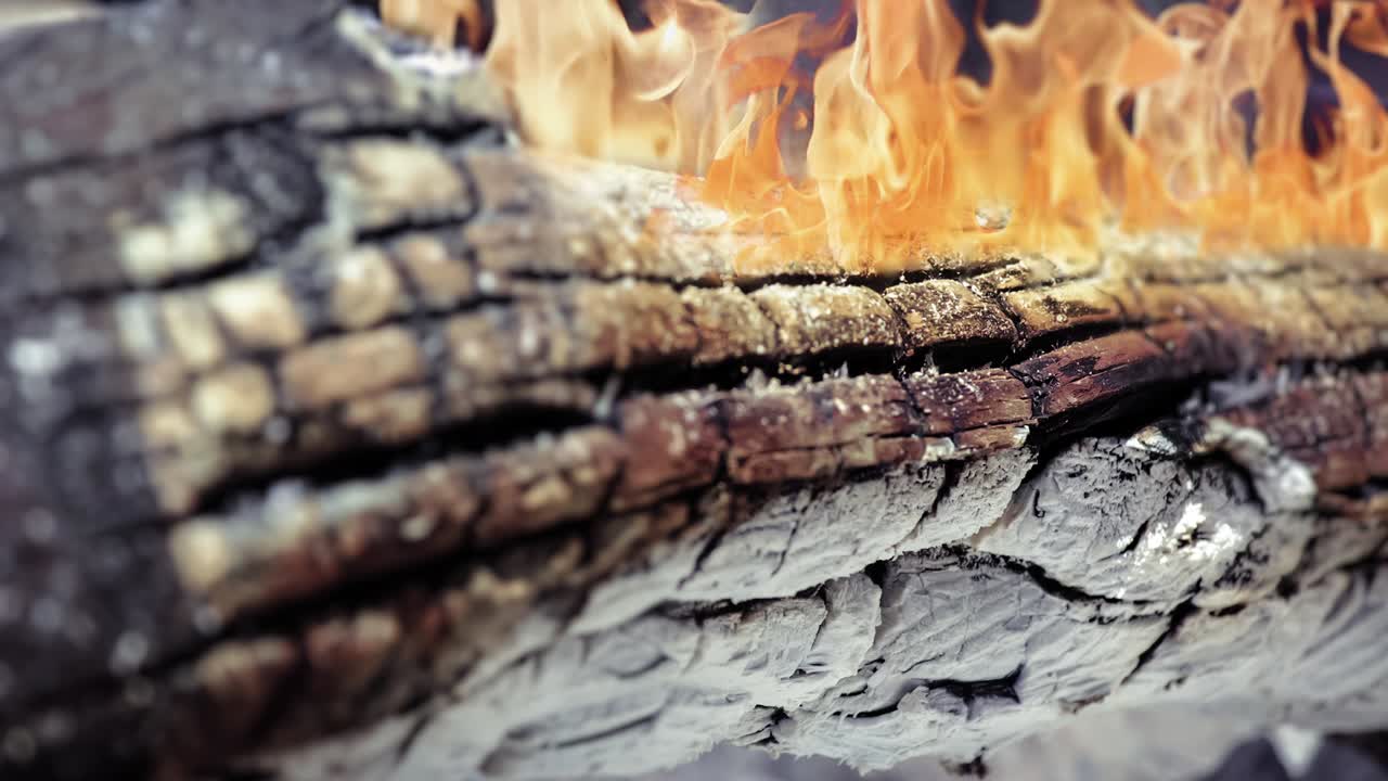 Cinemagraph av brinnande eld på den brända stocken