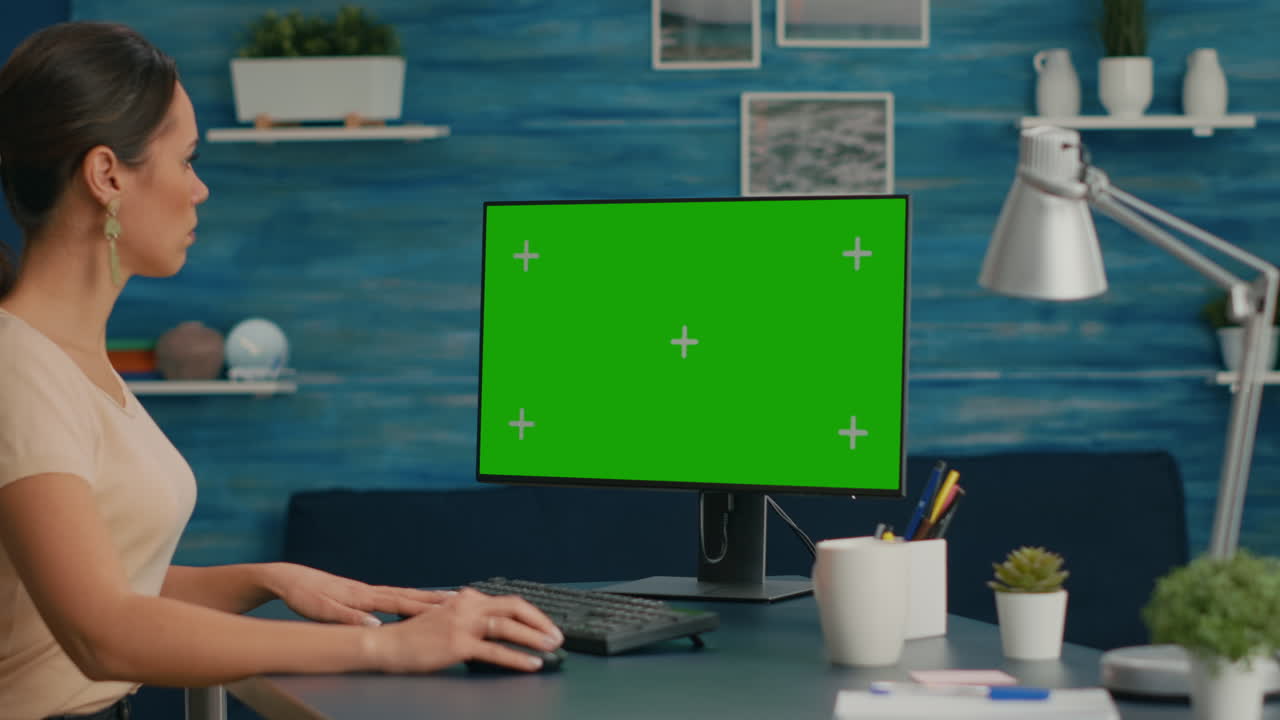 donna che lavora su un computer personale con mock up schermo verde display chiave croma
