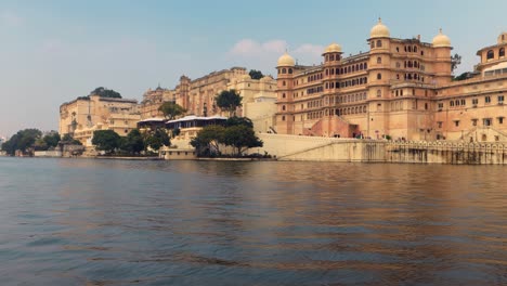 Udaipur,-También-Conocida-Como-La-Ciudad-De-Los-Lagos,-Es-Una-Ciudad-En-El-Estado-De-Rajasthan-En-India.-Es-La-Capital-Histórica-Del-Reino-De-Mewar-En-La-Antigua-Agencia-Rajputana.