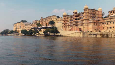 udaipur, también conocida como la ciudad de los lagos, es una ciudad en el estado de rajasthan en la india. es la capital histórica del reino de mewar en la antigua agencia rajputana.