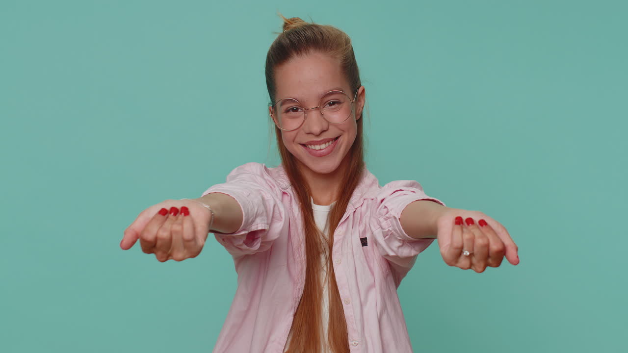 bonita niña adolescente extender las manos y dar un abrazo a usted, expresión agradable, sentimientos de amor, abrazar