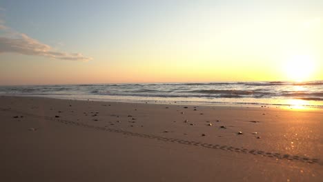 Olas-Que-Llegan-A-La-Costa-Al-Atardecer-En-Cámara-Lenta