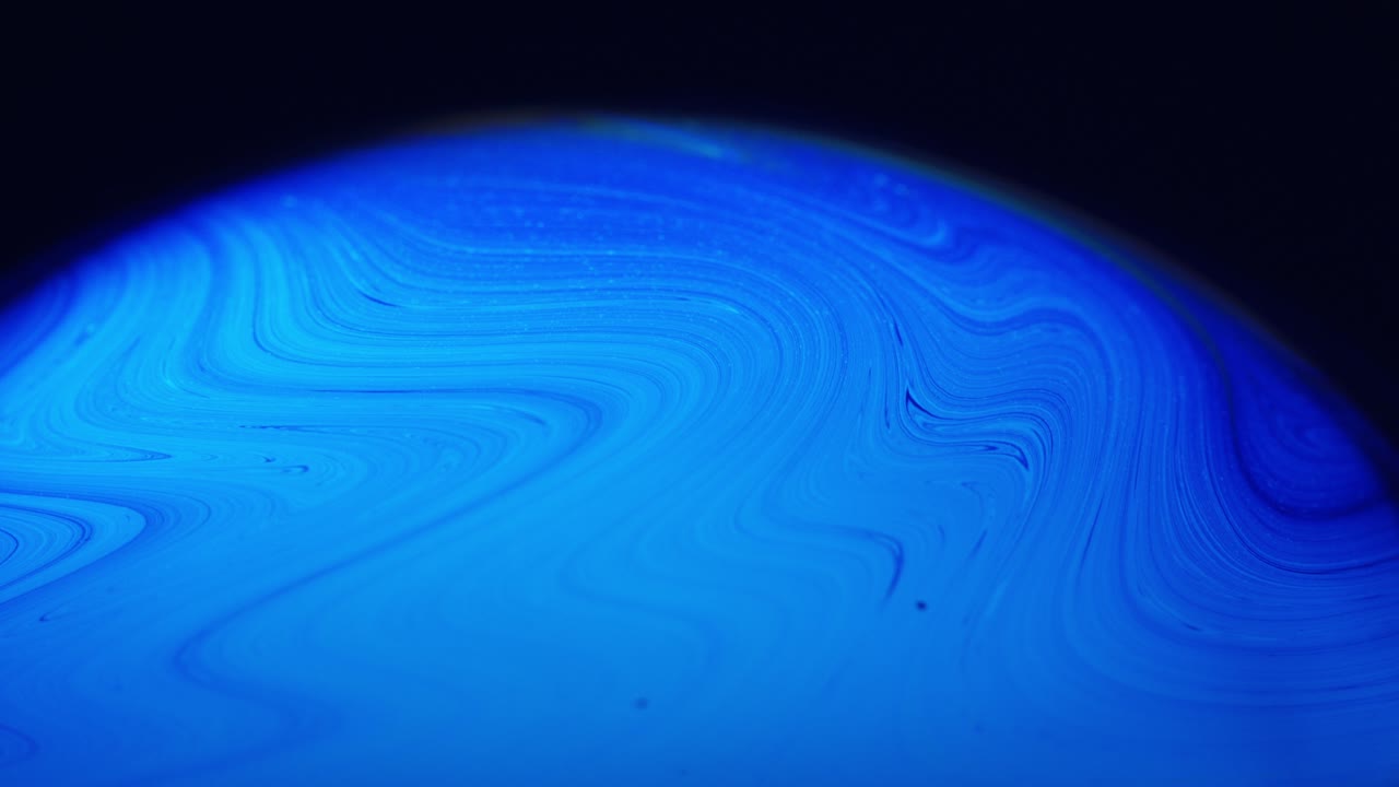 비누 필름에서 은하처럼 보이는 매크로 : 추상