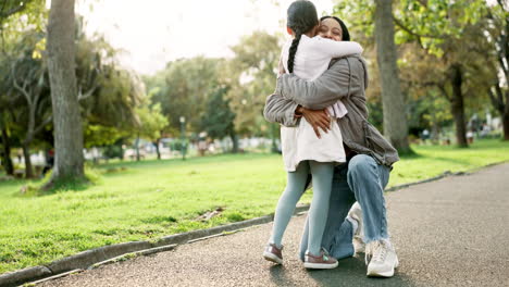 niño, madre y corriendo por un abrazo en un parque