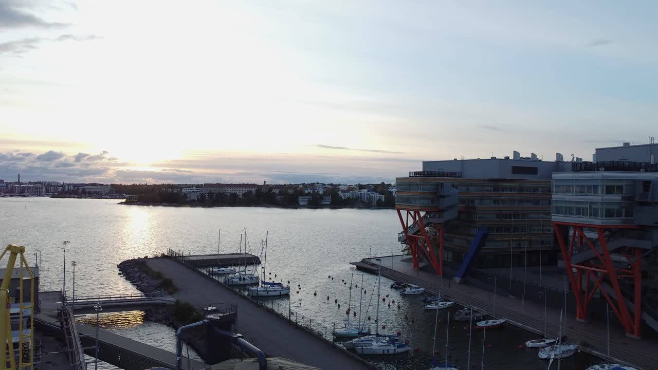 la noche se eleva sobre el puerto deportivo y los edificios frente al mar en helsinki