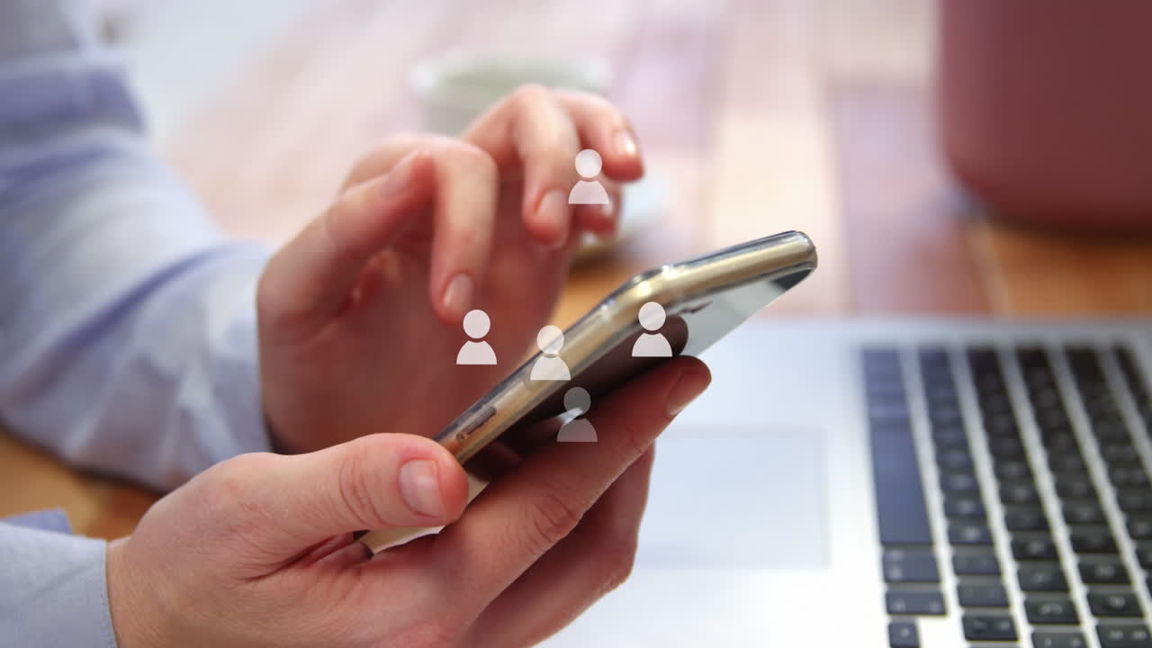 animación de iconos de perfil flotando sobre la sección media de un hombre que usa un teléfono inteligente en la oficina