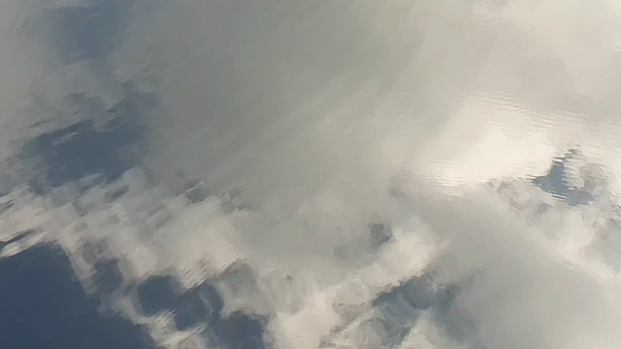 수면에 반사되는 구름과 푸른 하늘