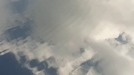 Un-Cielo-Azul-Con-Nubes-Que-Se-Reflejan-En-La-Superficie-Del-Agua
