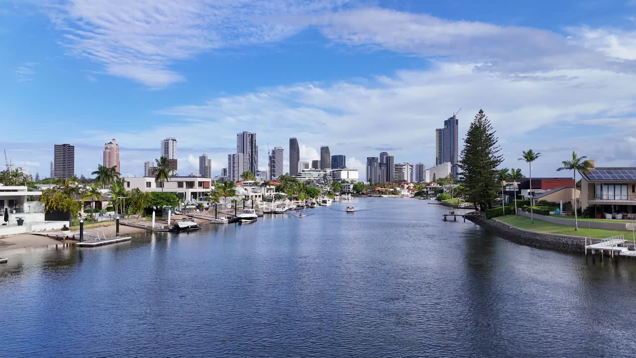 도시 스카이라인을 배경으로 한 경치 좋은 운하