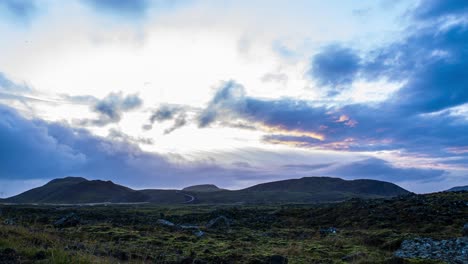 Lapso-De-Tiempo-De-Nubes-Oscuras-Sobre-El-Paisaje-Volcánico-En-La-Base-Del-Volcán-Geldingadalir,-Islandia---Alejar