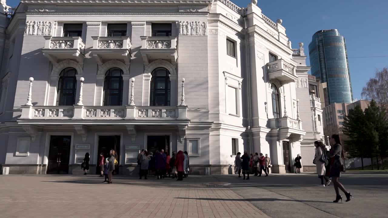 도시 중심 에 있는 역사적 인 극장 건물