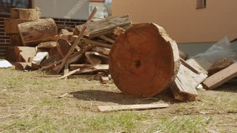 Rollendes-Stück-Holz-Vom-Hacken