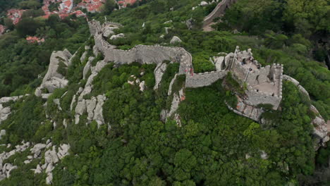 imágenes de drones del castillo de los moros sintra portugal