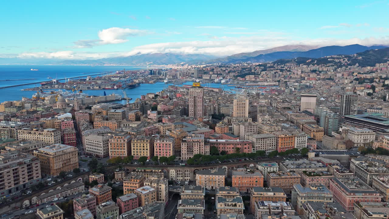 Veduta aerea del paesaggio urbano e del porto di Genova, atmosfera vibrante e dinamica.