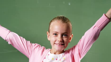 retrato de una colegiala sonriente con un violín en el aula de la escuela