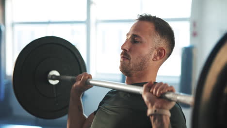 Hombre,-Barra-Y-Ejercicio-De-Prensa-En-El-Gimnasio