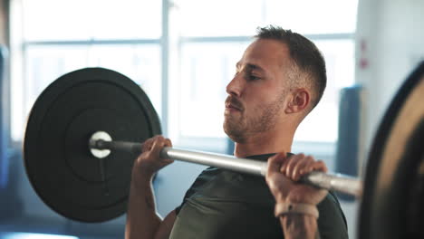 hombre, barra y ejercicio de prensa en el gimnasio