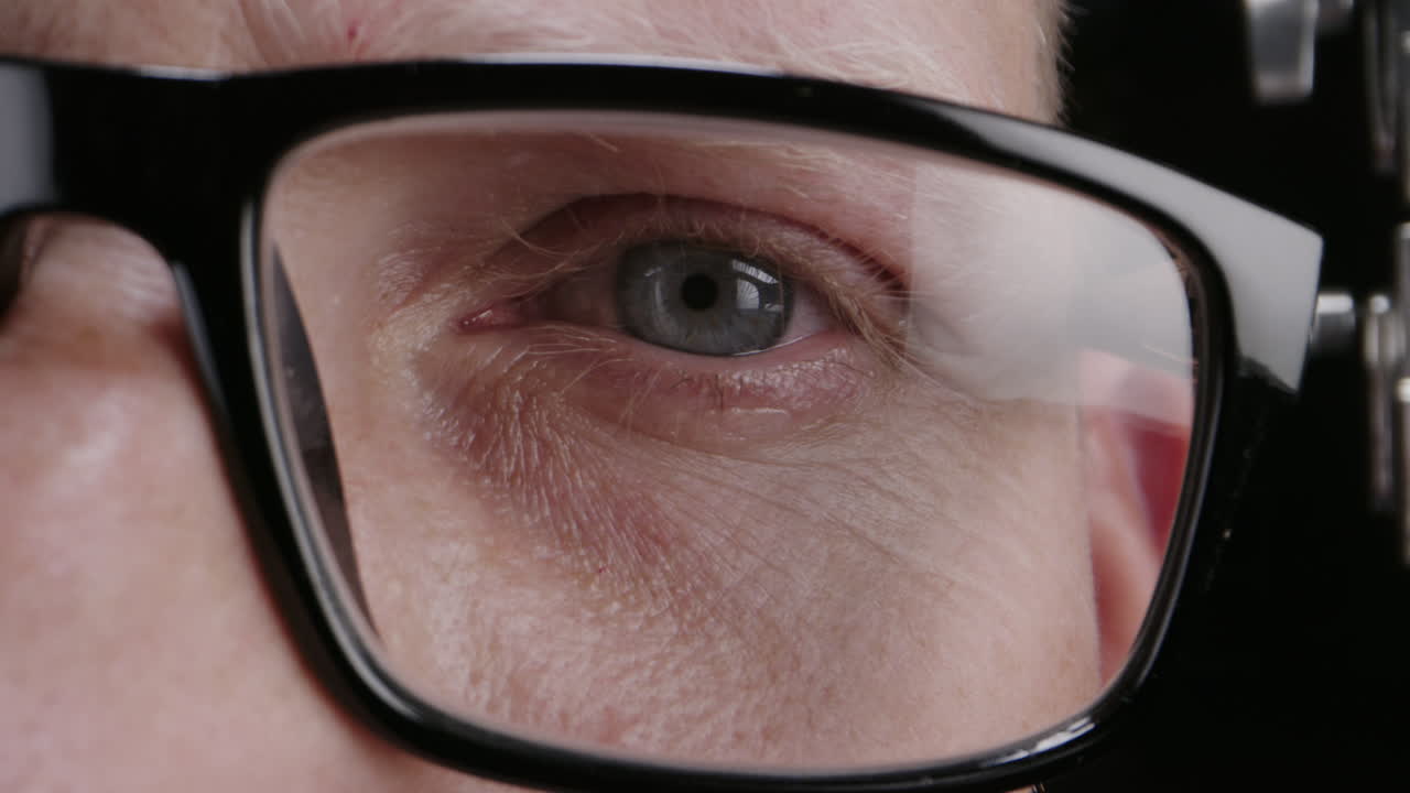 primer plano de una persona que lleva gafas