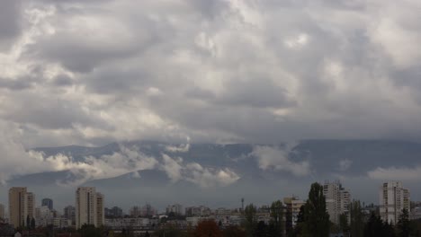 Zeitraffer-Einer-Stadtsilhouette-Bei-Extrem-Bewölktem-Wetter