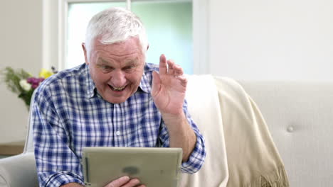 anciano usando chat de video en la tableta