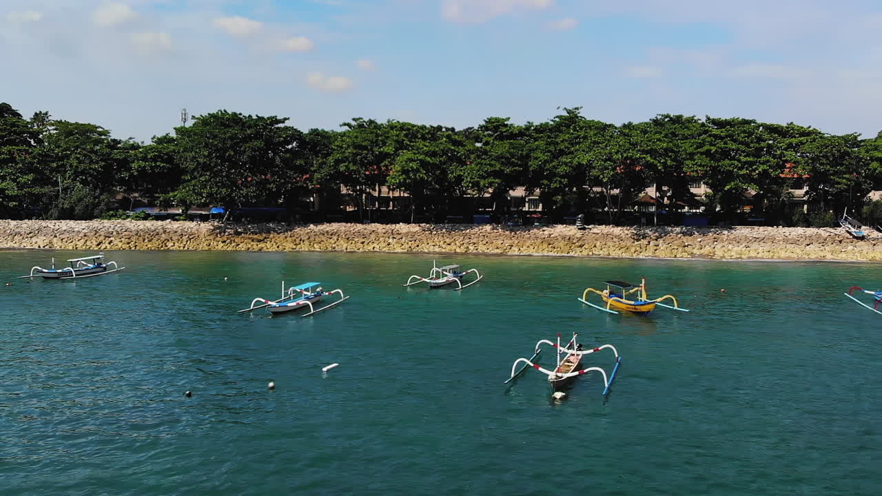 발리 사누르 해안에 떠 있는 전통 발리 어선