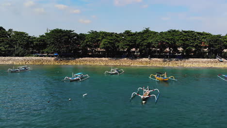 Traditionelle-Balinesische-Fischerboote,-Die-Am-Ufer-Von-Sanur,-Bali-Schwimmen