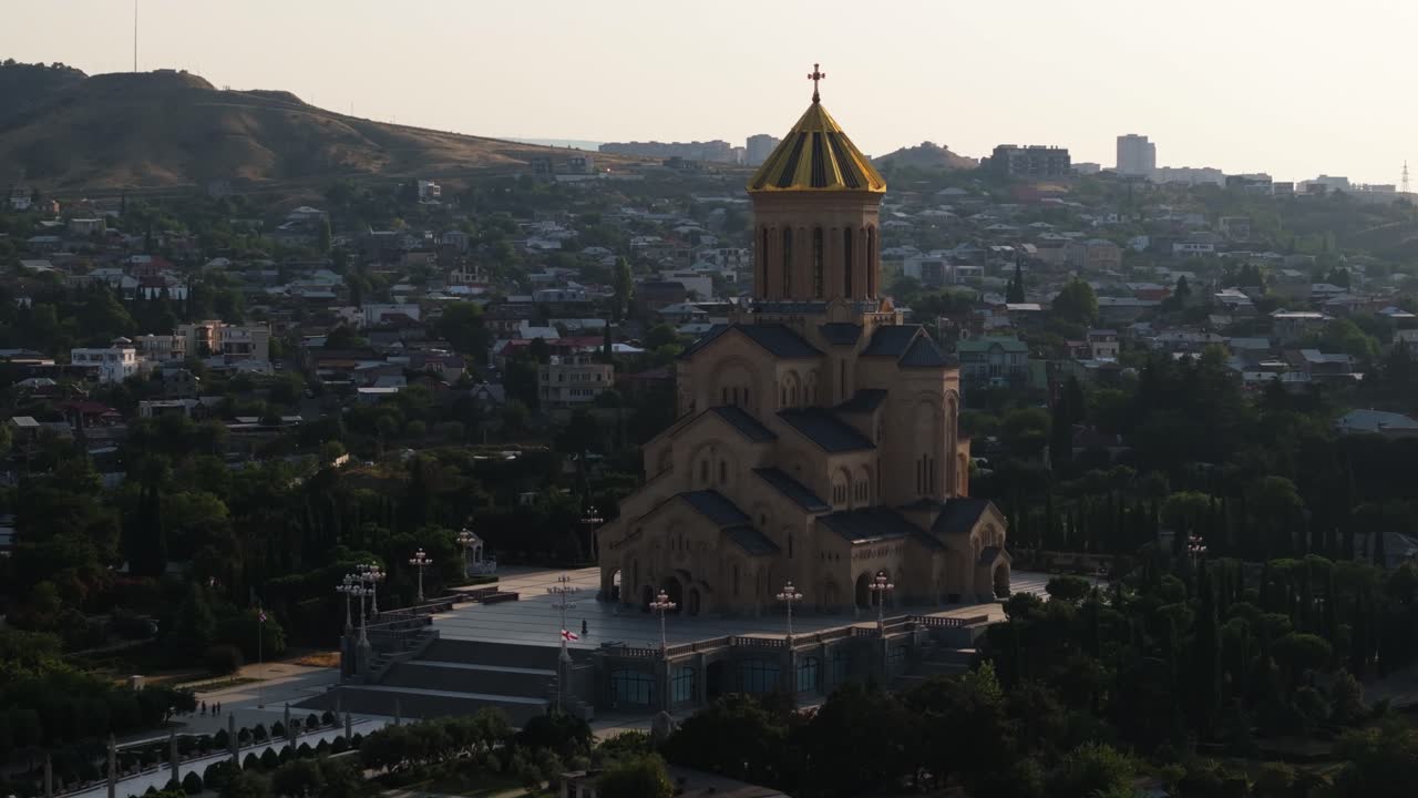 орбитальный беспилотник, снятый над собором святой троицы в тбилиси, восход солнца