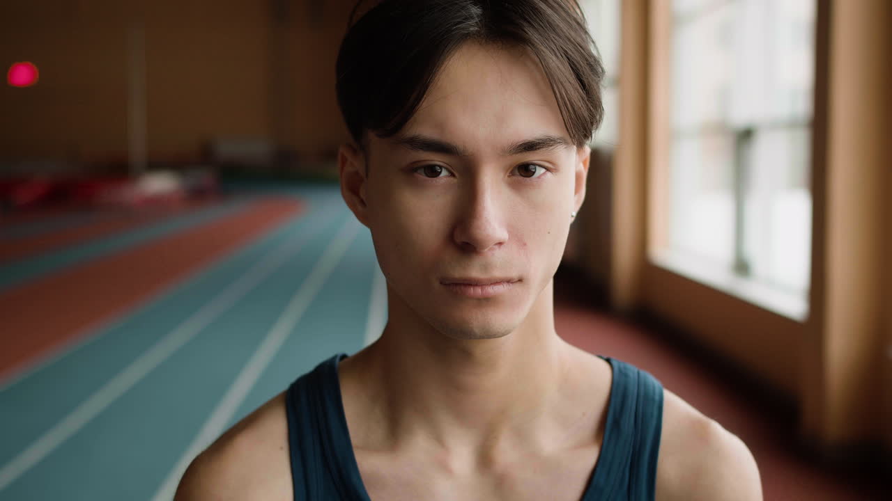 스포츠 센터 에 있는 젊은 남자 의 클로즈업