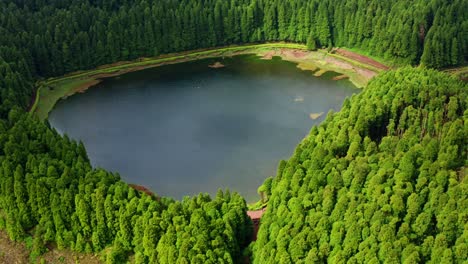 Filmische-Luftdrohnenaufnahme-Eines-Vulkansees-Auf-Den-Azoren---Portugal