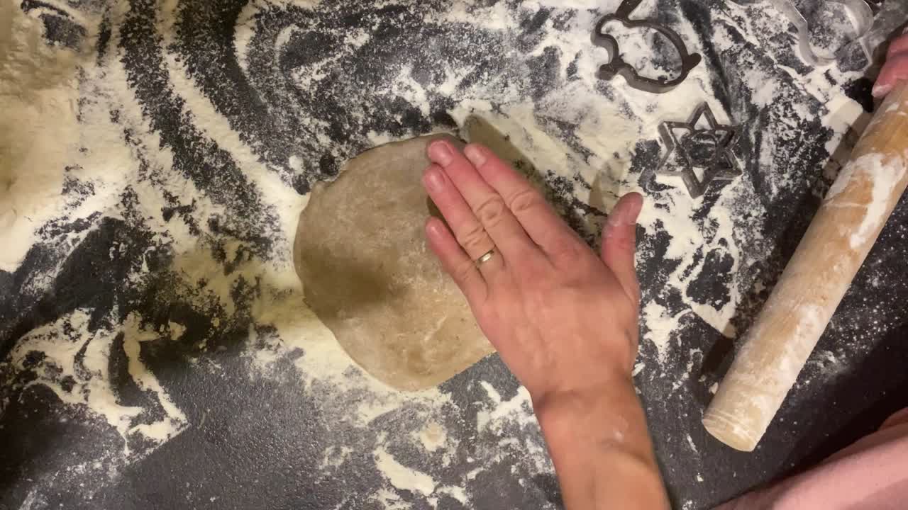 Il processo di preparazione di biscotti di pan di zenzero con stampini per Pasqua