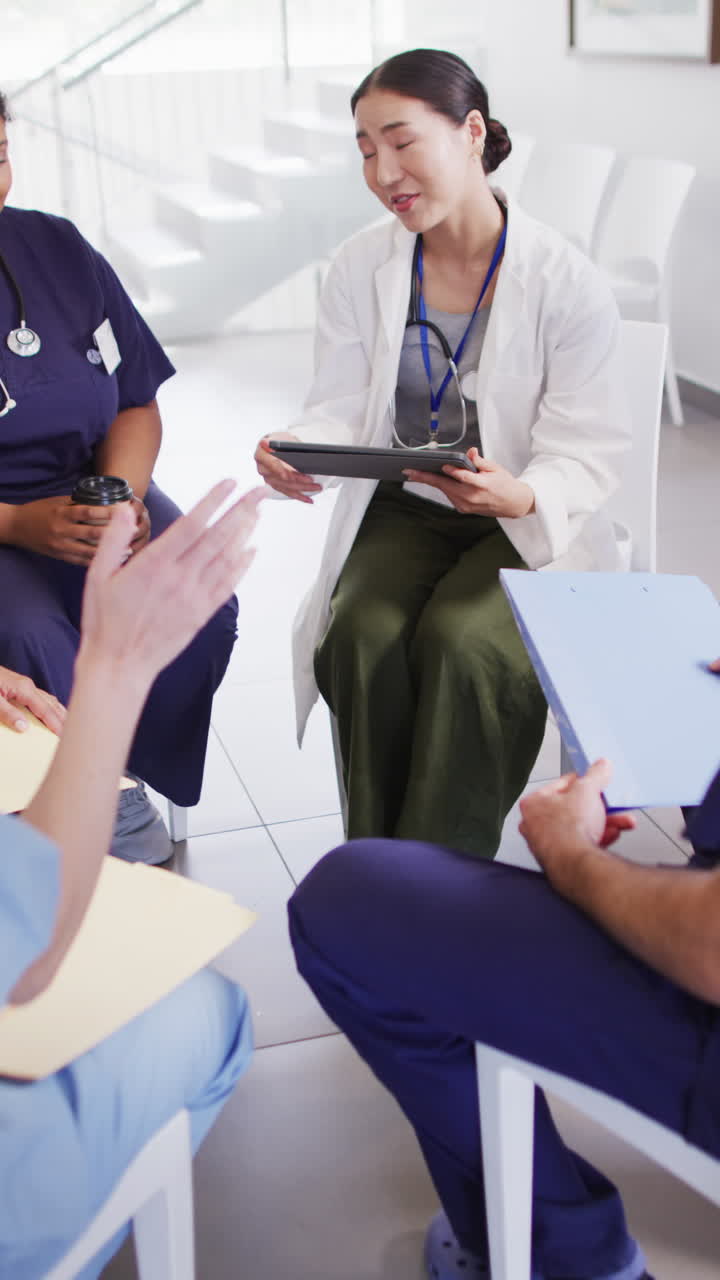 Vertical video of diverse doctors sitting and discussing | Premium ...