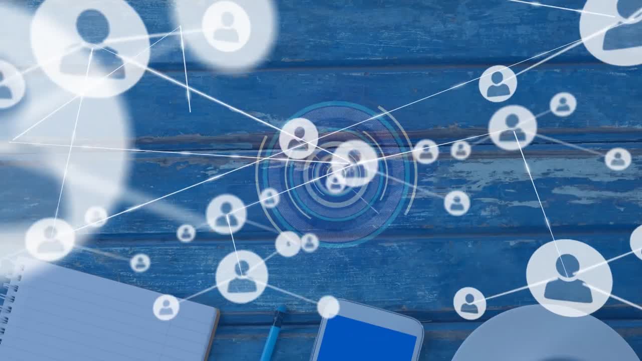 노트북과 스마트폰으로 책상 위에 아이콘으로 연결된 네트워크의 애니메이션