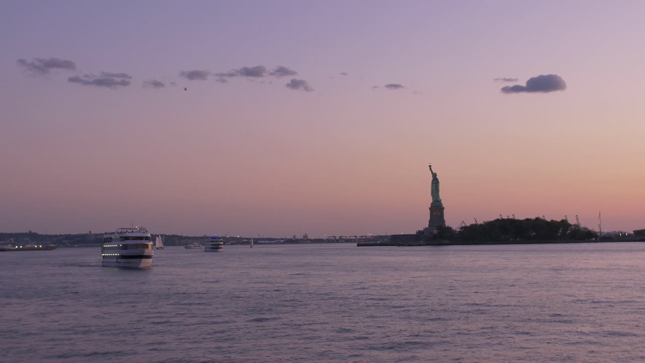 세일링 선박, 황혼에 자유의 동상, 푸른색과 오렌지색
