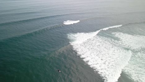 Surfer-Am-Strand-El-Tunco-In-San-Salvador,-El-Salvador