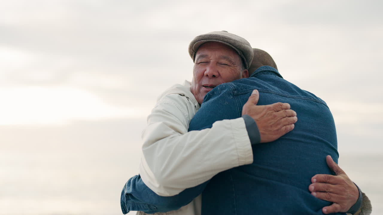 padre anciano, hombre y abrazo en la playa con amor