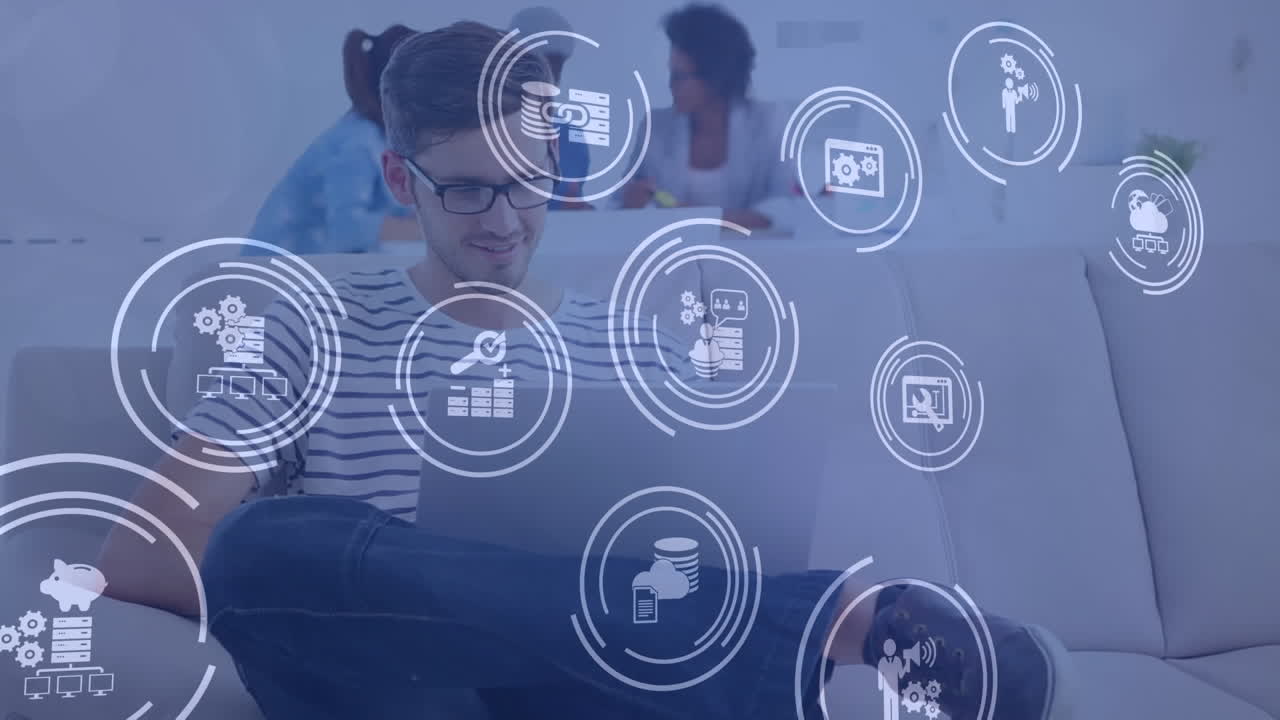 animación de una red de iconos digitales sobre un hombre de negocios que usa una computadora portátil en la oficina