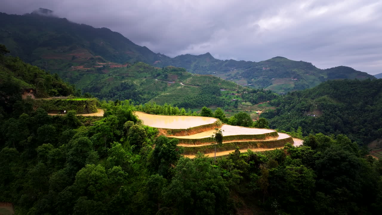 campos de arroz en terrazas en la cima de la montaña en mau due vietnam, retirada aérea