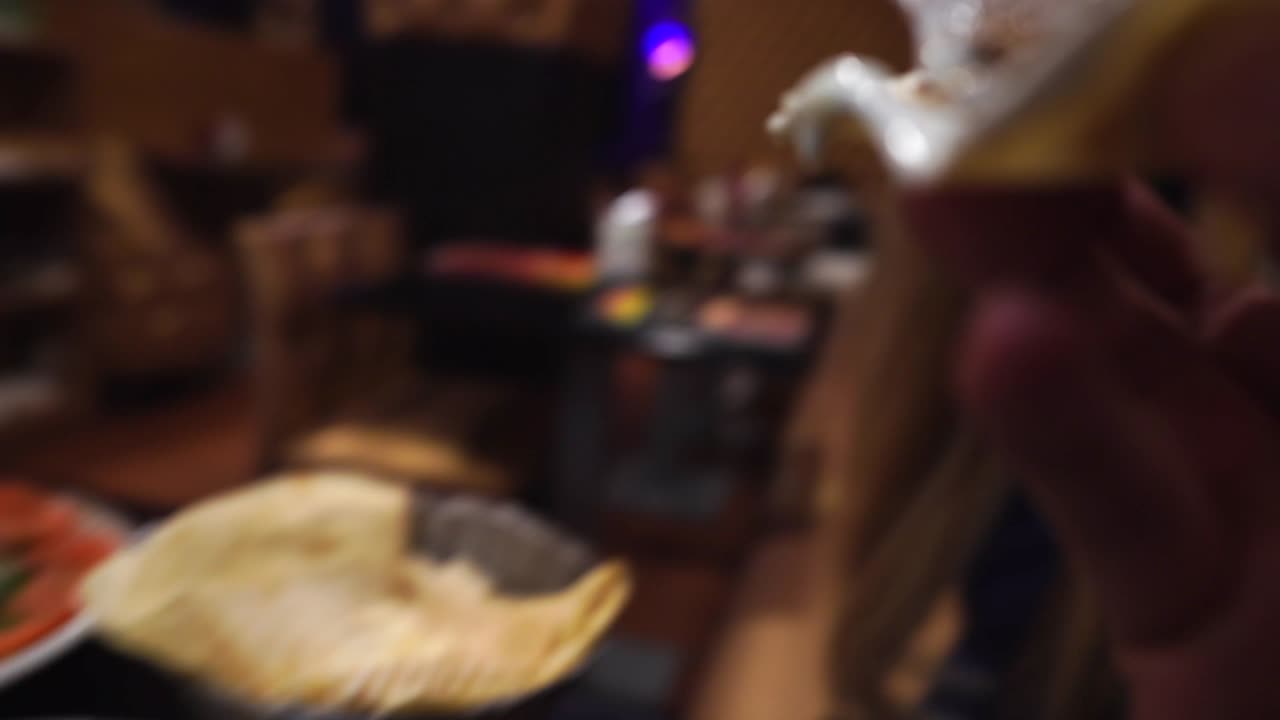 레스토랑에서 중동 음식으로 여성에게 먹이를 주는 가난한 사람