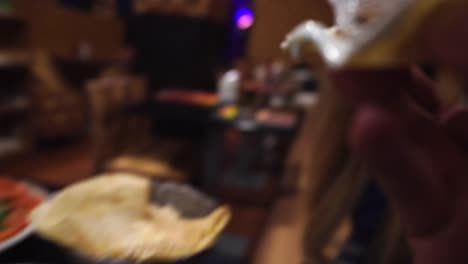 de una persona pobre alimentando a una mujer con comida de oriente medio en un restaurante