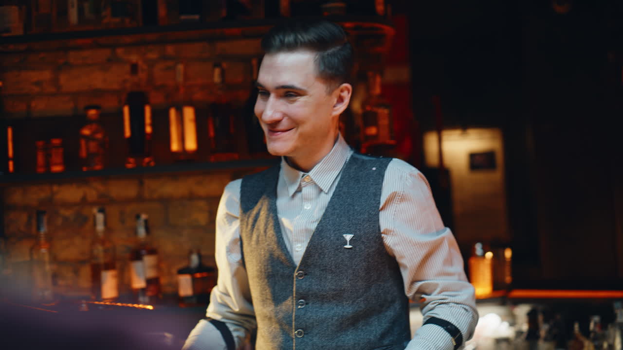 Nærbilde av bartender som jobber ved bardisken. Mann holder en workshop i cocktail-laging.